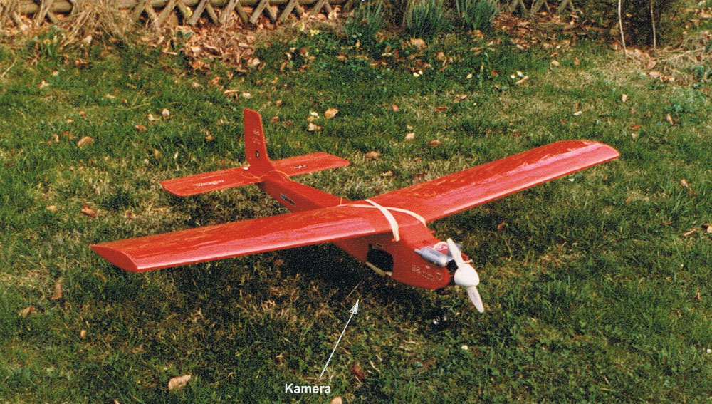 aeronave de asa alta com câmara integrada